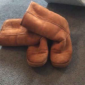 Tall chestnut Ugg’s